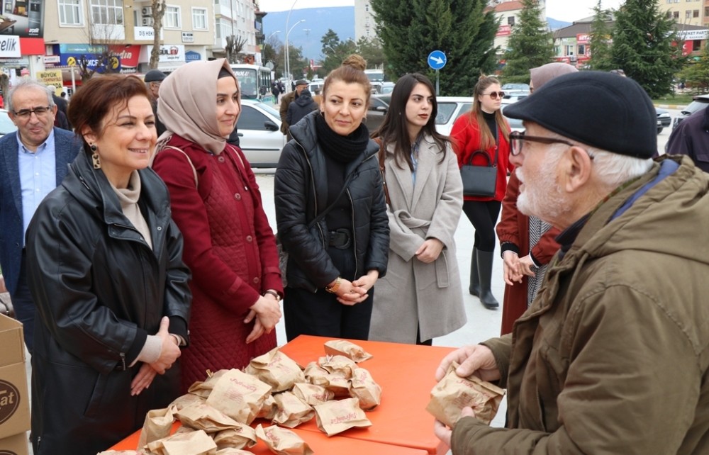 Başkan Köse, vatandaşlara kandil simidi ikram etti 