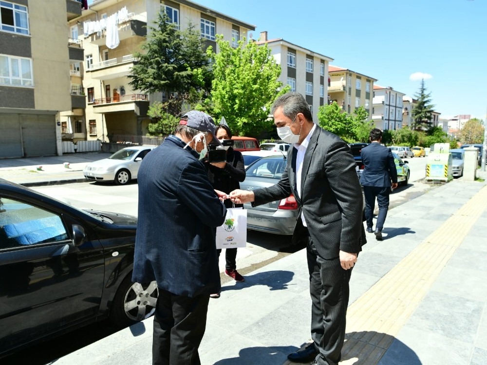 Başkan Köse’den sokağa çıkan yaşlılara maske ve kolonya 