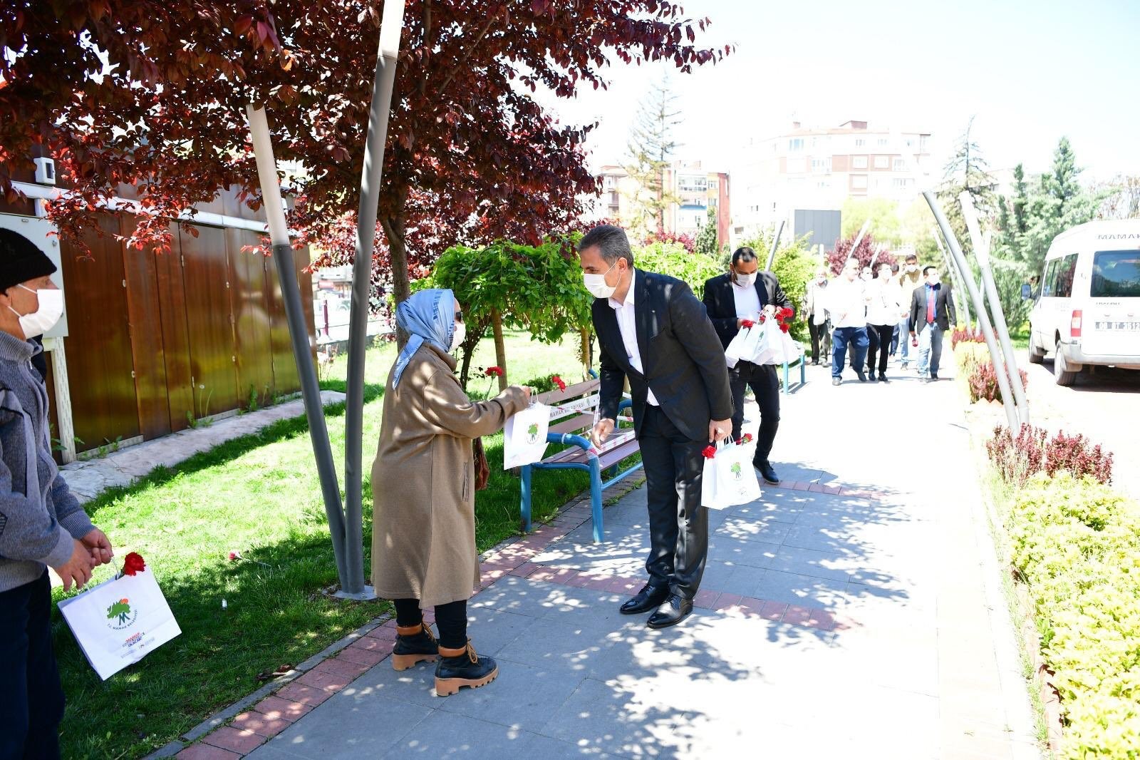 Başkan Köse’den sokağa çıkan yaşlılara maske ve kolonya