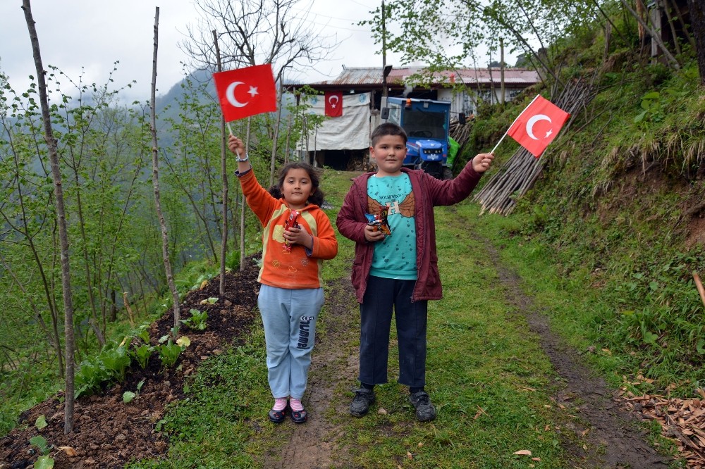 Başkan köy çocuklarını sevindirdi 