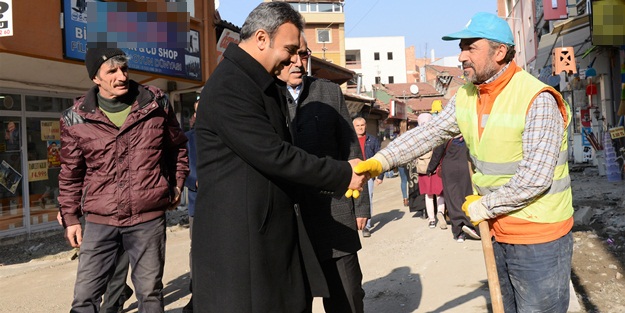 Başkan Külcü, kaldırım çalışmasını inceledi