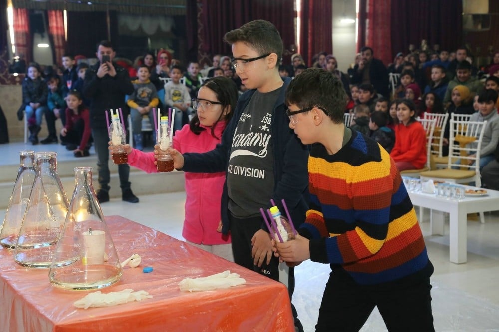 Başkan Kurt çocuklarla deney yaptı 