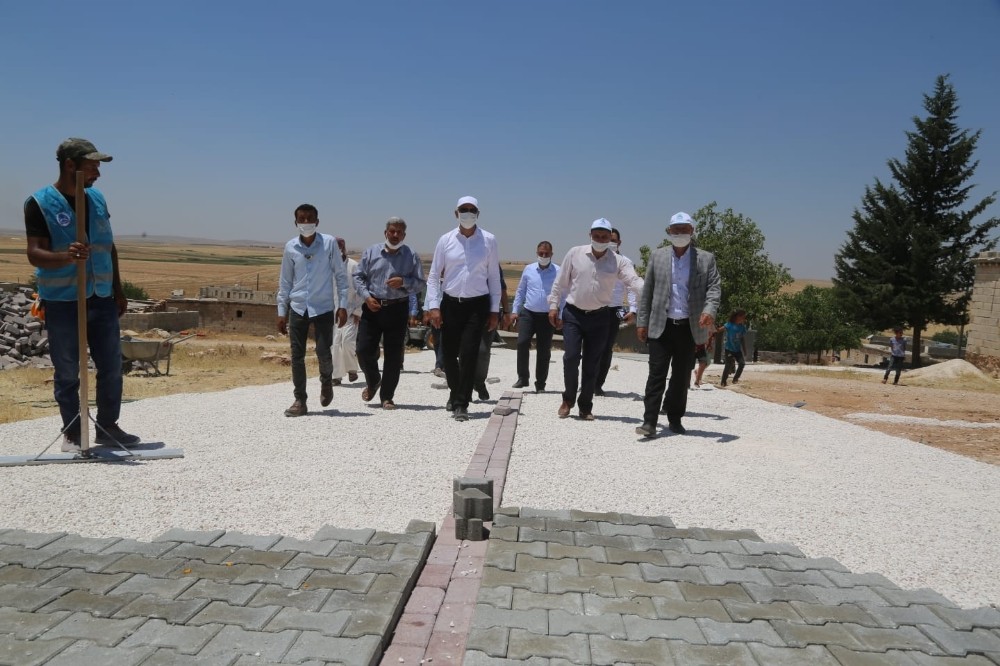 Başkan Kuş kırsalda süren parke taşı çalışmalarını inceledi 