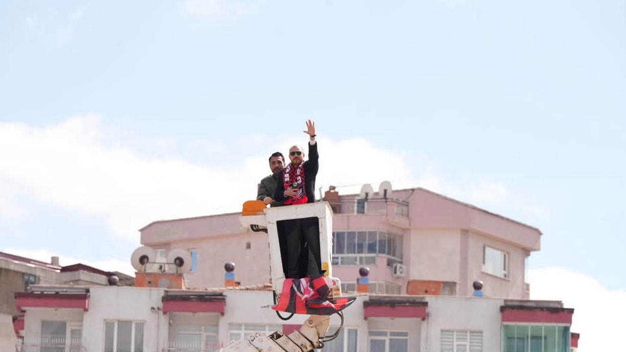 Başkan maçı vinçte izledi!
