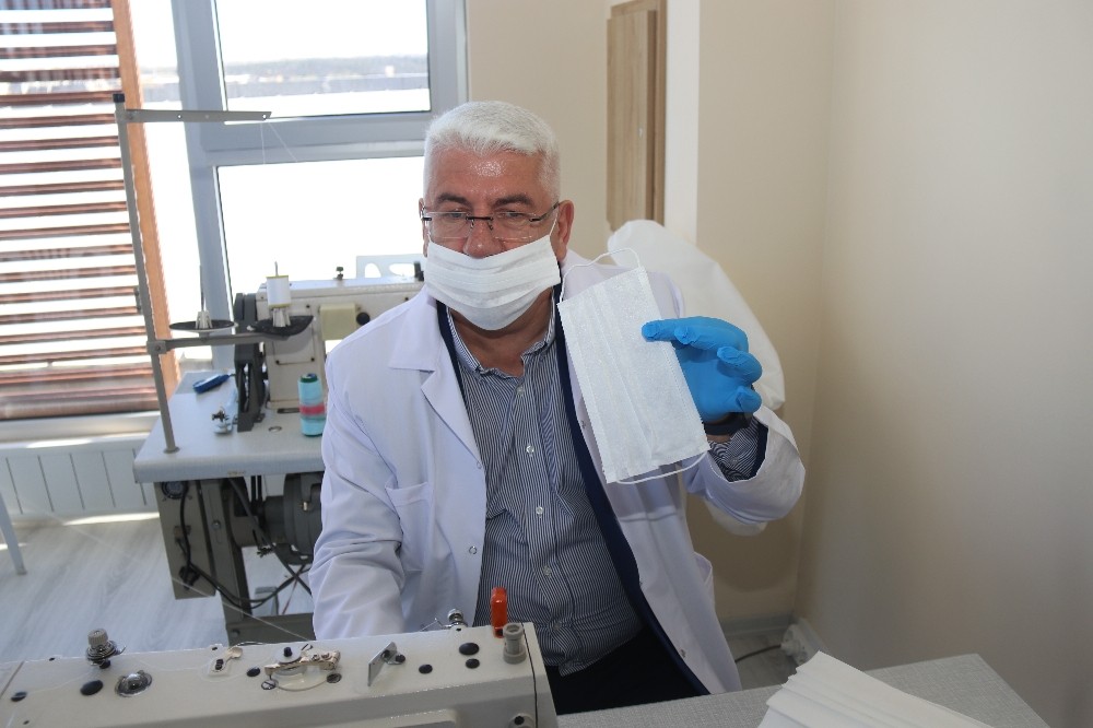 Başkan makinenin başına geçti Ergeneliler için maske dikti 