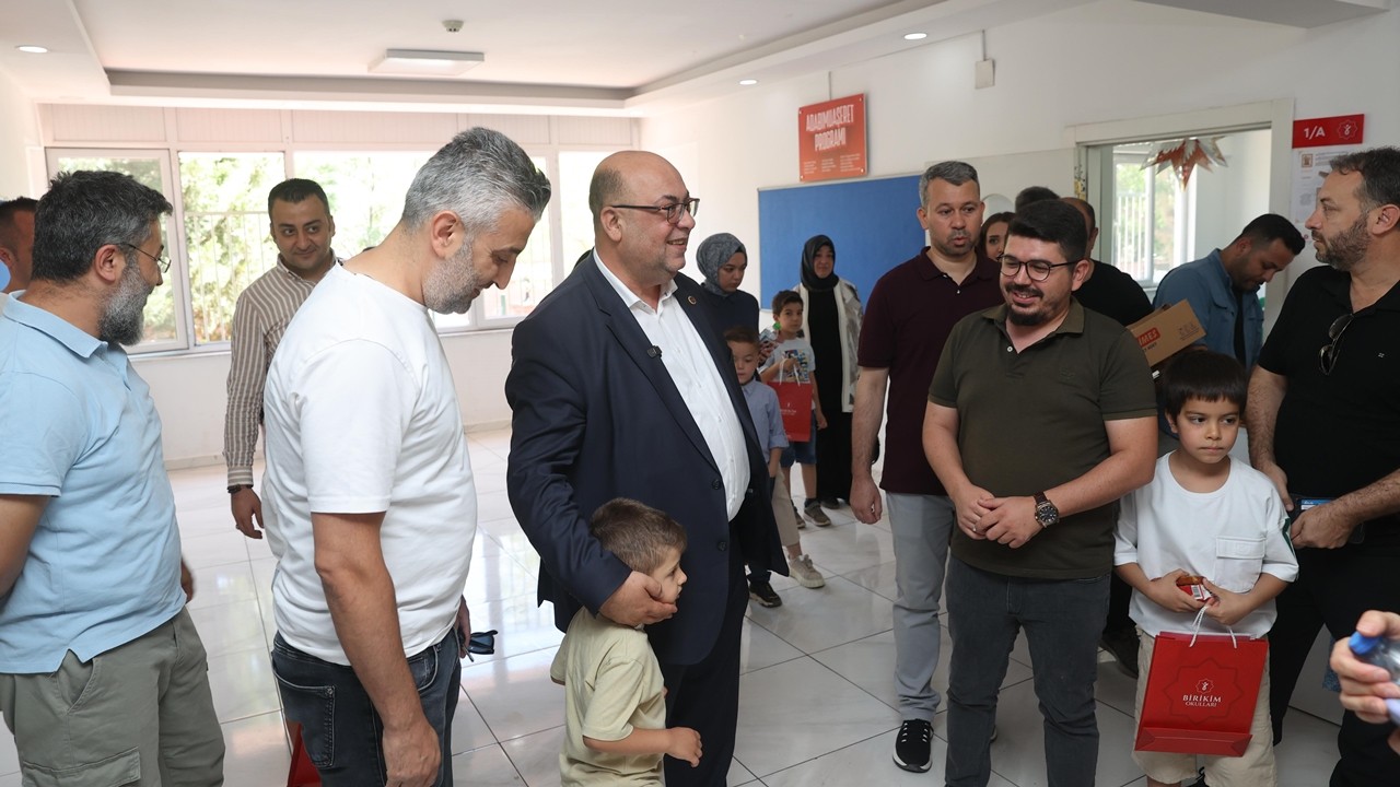 Başkan Mehmet Akpınar'dan karne heyecanı yaşayan öğrencilere mesaj