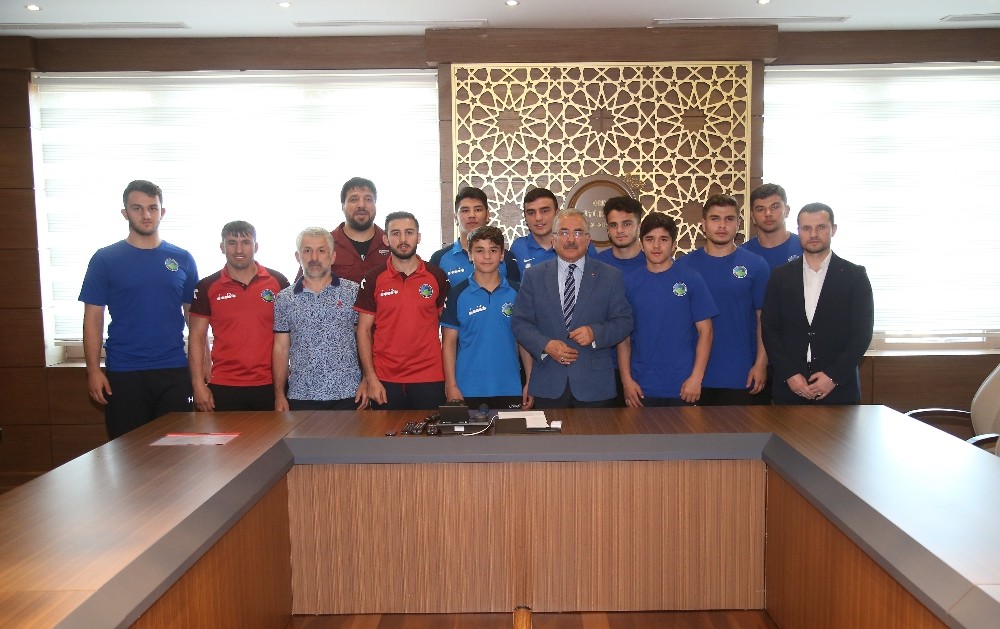 Başkan milli güreşçilerden madalya sözü aldı 