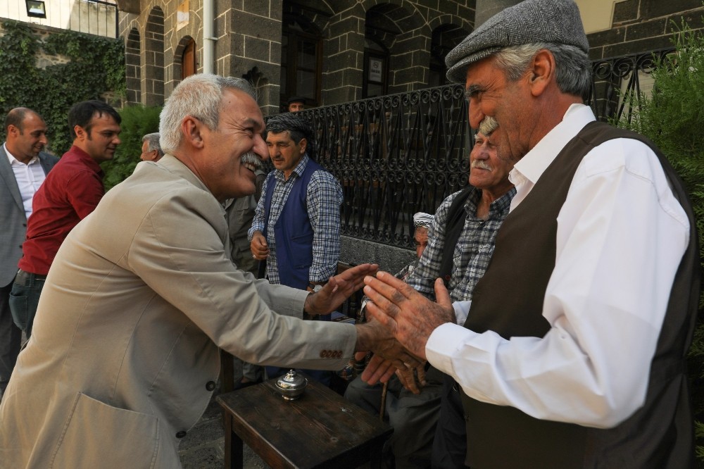 Başkan Mızraklı dengbejleri ziyaret etti 