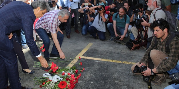 Başkan Mustafa Demir, patlamanın olduğu yere karanfil bıraktı