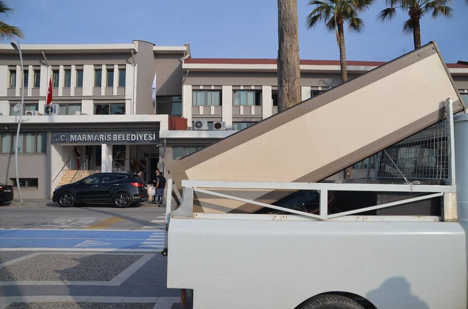 Başkan Oktay’ın ilk icraatı metal kapı dedektörünü sökmek oldu 