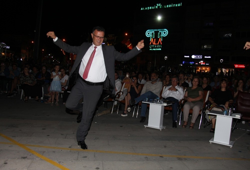 Başkan Öküzcüoğlu TSM konserinde zeybek oynadı 