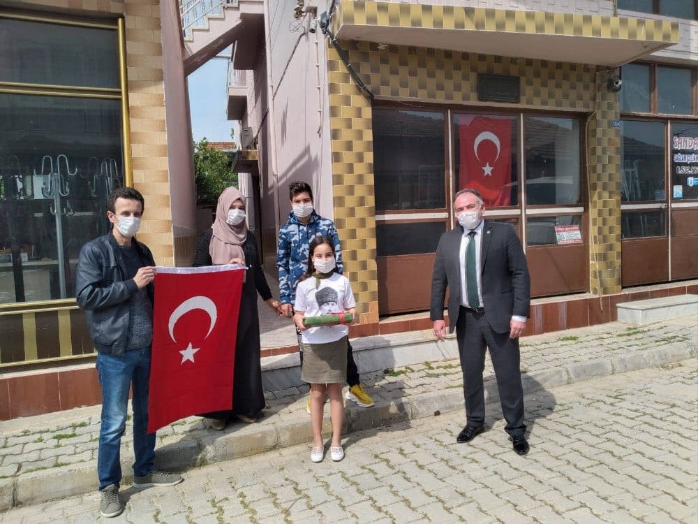 Başkan Öndeş, 23 Nisan yarışmasında dereceye giren öğrencilerin hediyelerini evlerine götürdü 
