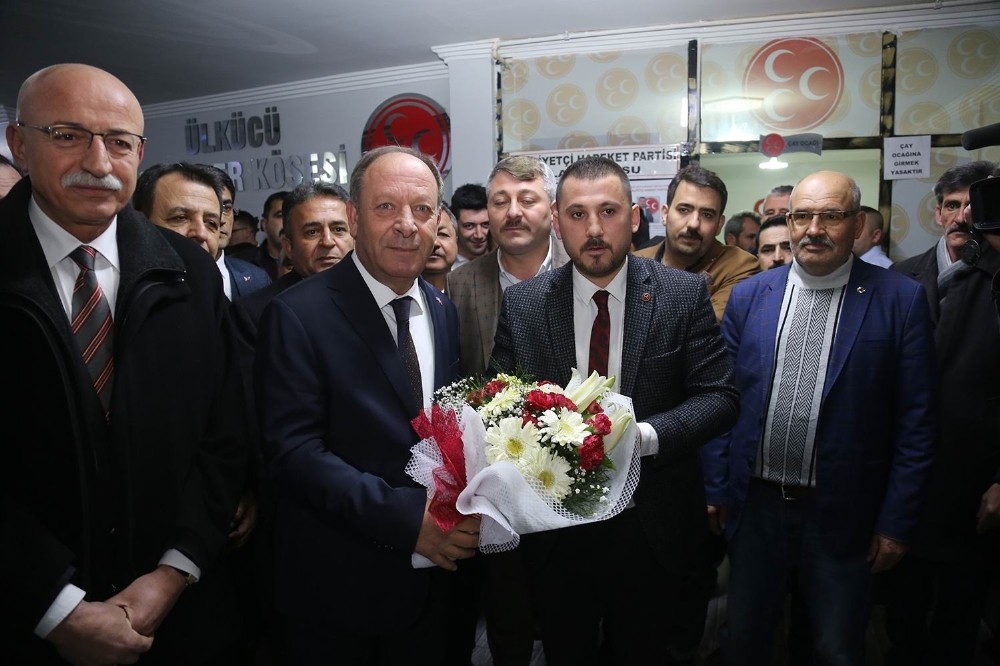 Başkan Oprukçu resmi MHP üyelik formunu imzaladı 