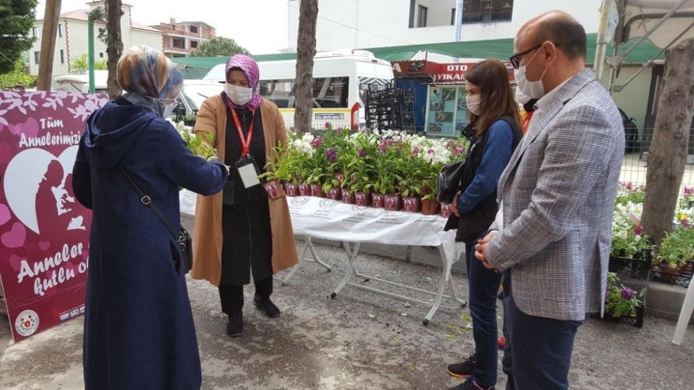 Başkan Oral, annelere çiçek dağıttı 