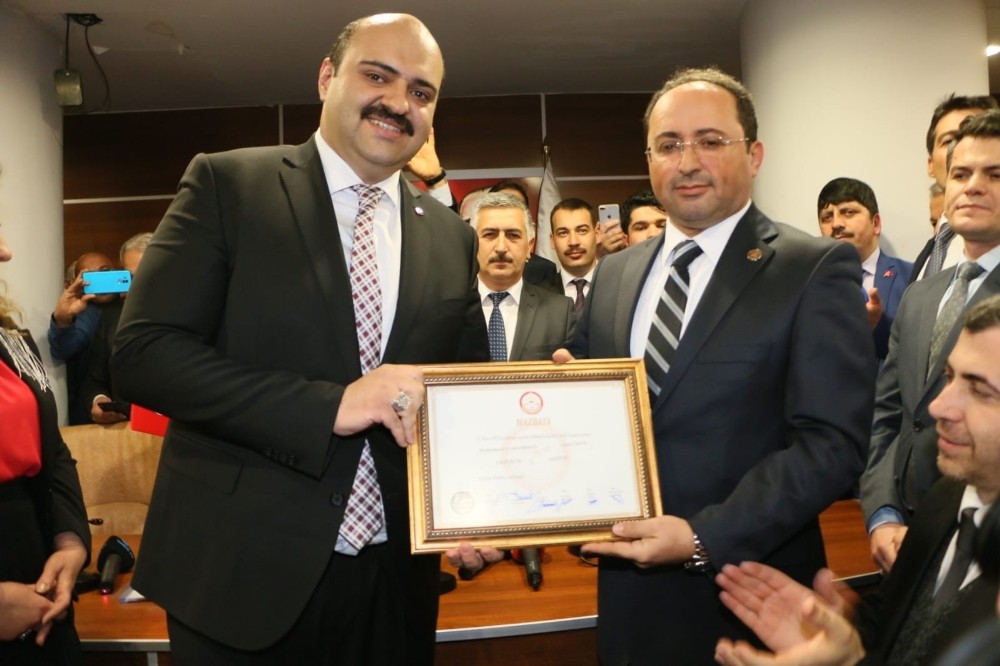 Başkan Orhan mazbatasını aldı 