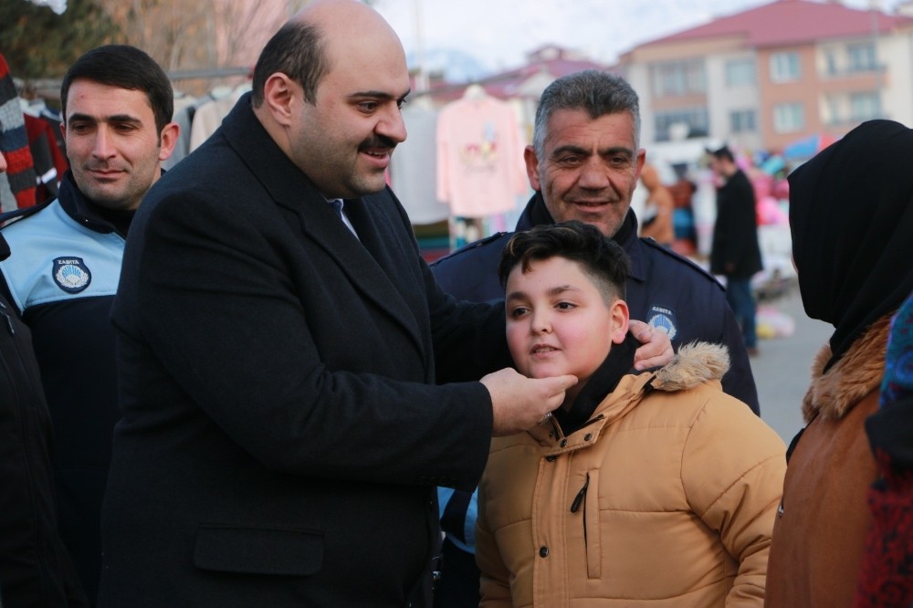 Başkan Orhan; semt pazarında 