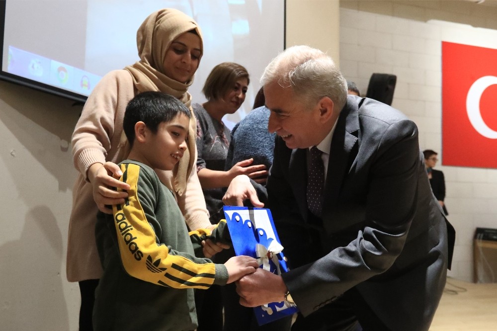Başkan Osman Zolan, çocukların karne sevincini paylaştı 
