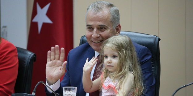 Başkan Osman Zolan'a minik Elif Ada sürprizi