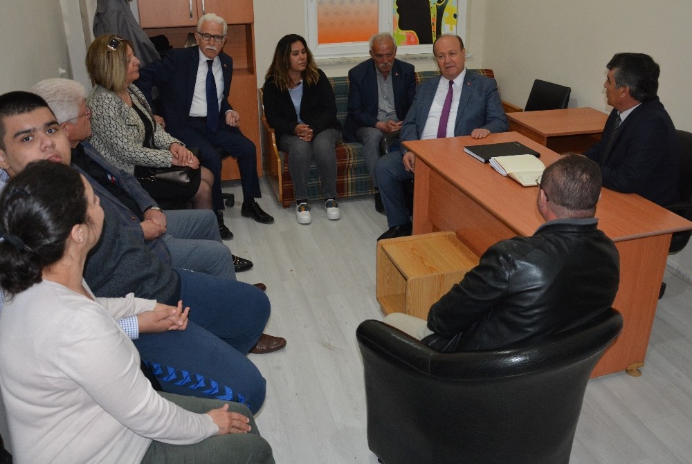 Başkan Özakcan’dan Otizm Derneği’ne ziyaret 