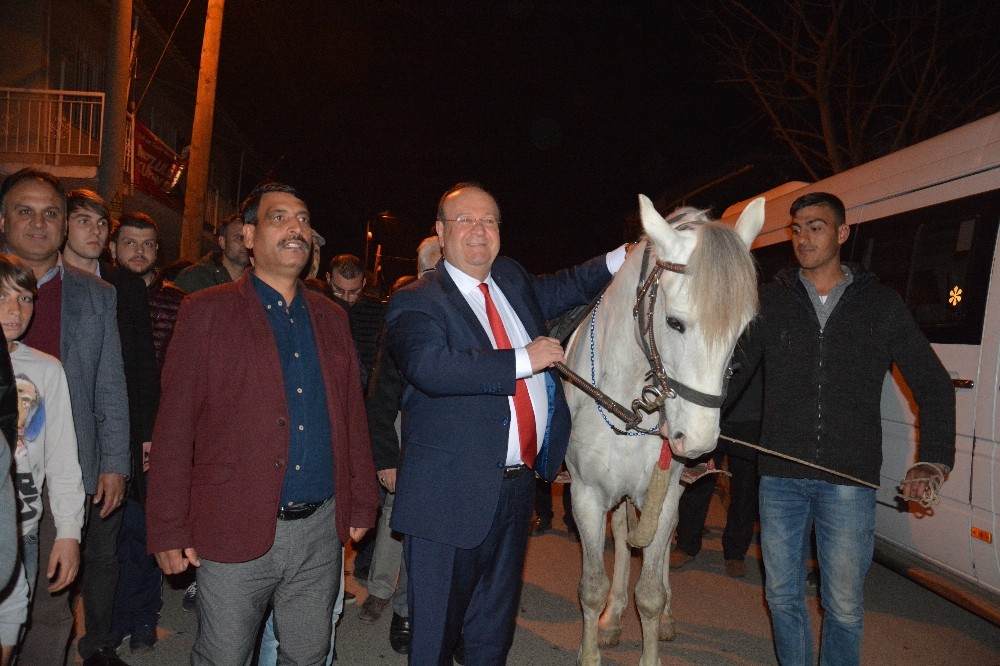 Başkan Özakcan’ı Kocagür’de kırat karşıladı 