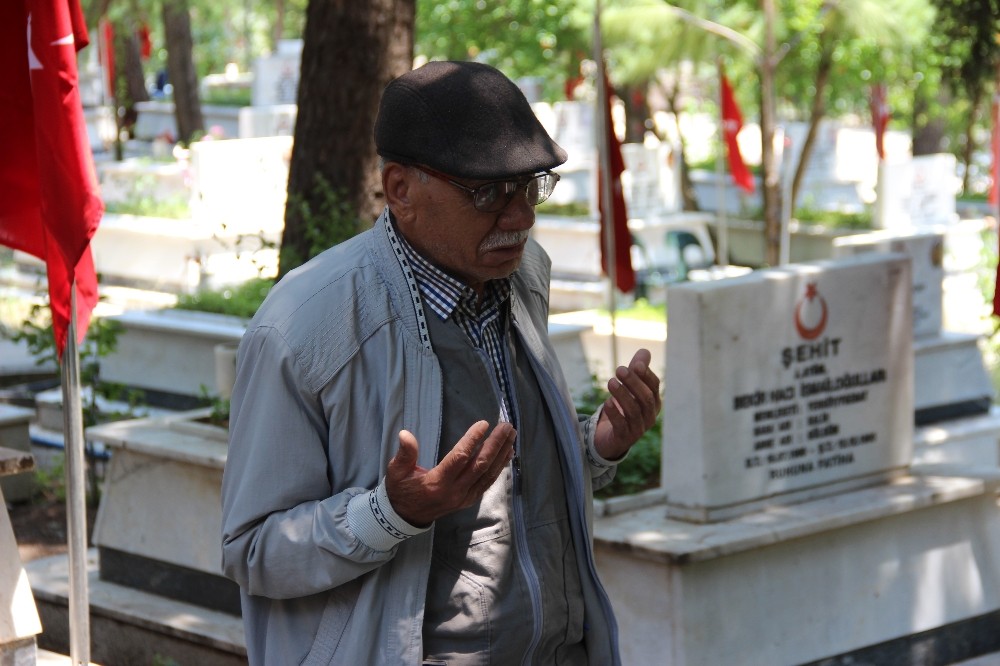 Başkan Özcan, şehit babasını makam aracıyla oğlunun kabrine götürdü 