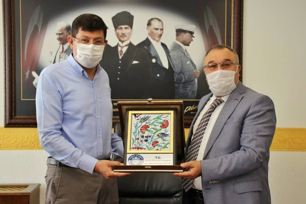 Başkan Özcan’a çalışmalarından dolayı plaket takdim edildi 