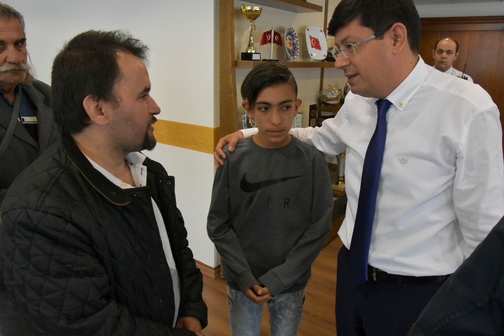 Başkan Özcan’dan 13 yaşındaki Berkay’a anlamlı hediye 