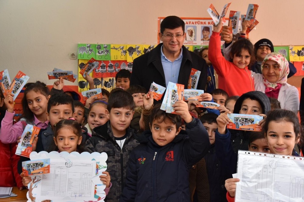 Başkan Özcan’dan çocuklara karne hediyesi 
