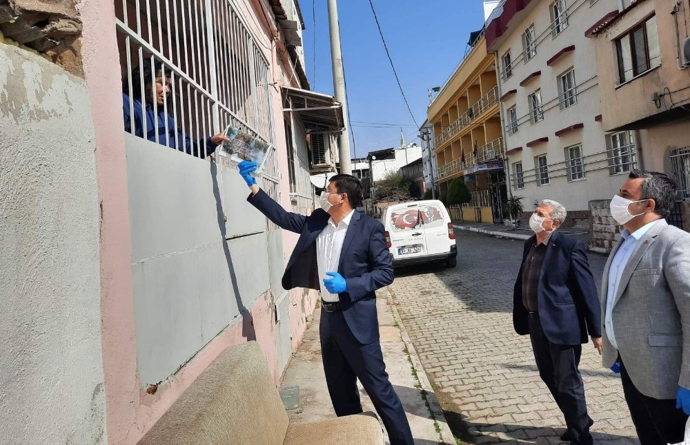 Başkan Özcan’dan ‘evde kal’ çağrısına kitaplı destek 
