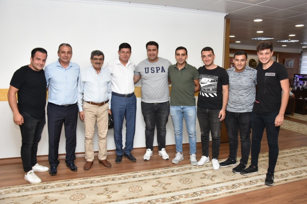 Başkan Özcan’dan hentbol takımına destek 