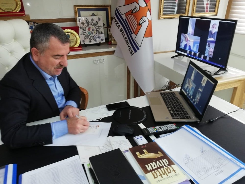 Başkan Özdemir muhtarları video konferans aracılığıyla bilgilendirdi 