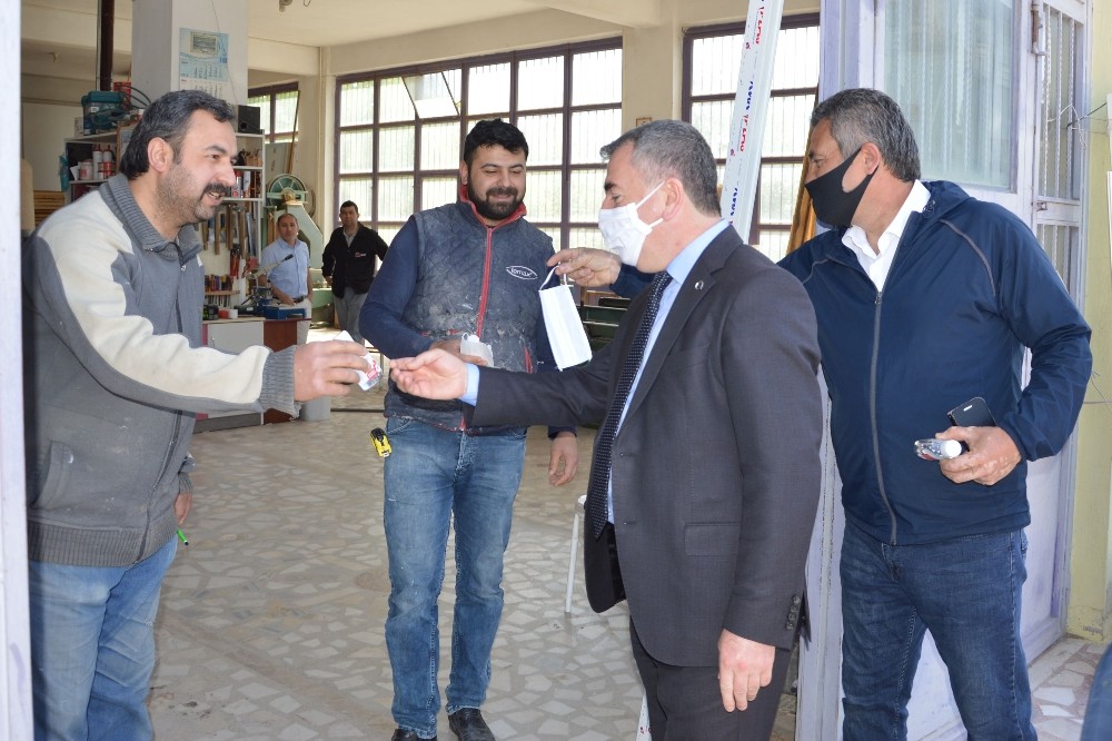 Başkan Özdemir sanayi esnafına dezenfektan ve maske dağıttı 