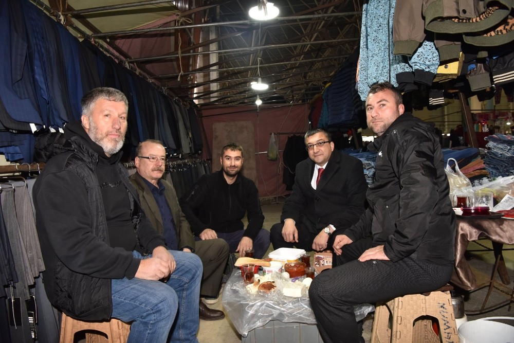 Başkan Öz’den pazar esnafına ziyaret 
