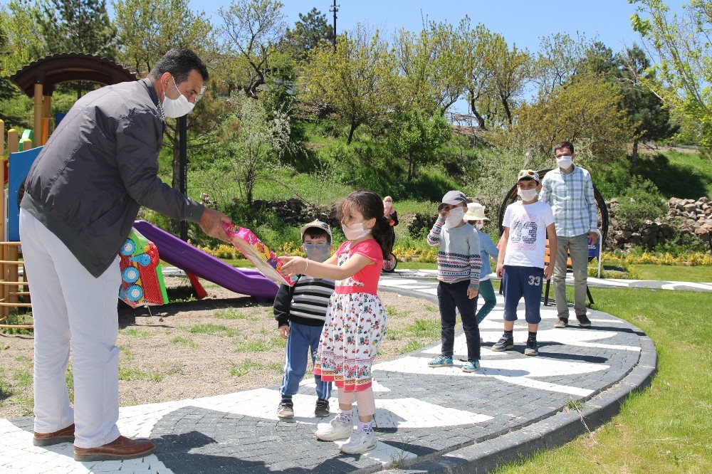 Başkan Özdoğan çocukları sevindirdi 