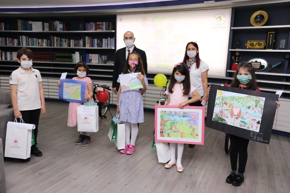 Başkan Özlü dereceye giren çocuklara ödülleri verildi 
