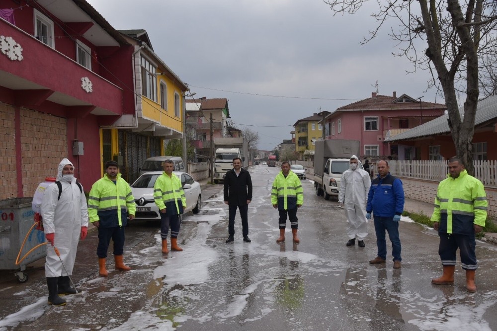 Başkan Özlü dezenfekte ekiplerini yalnız bırakmıyor 