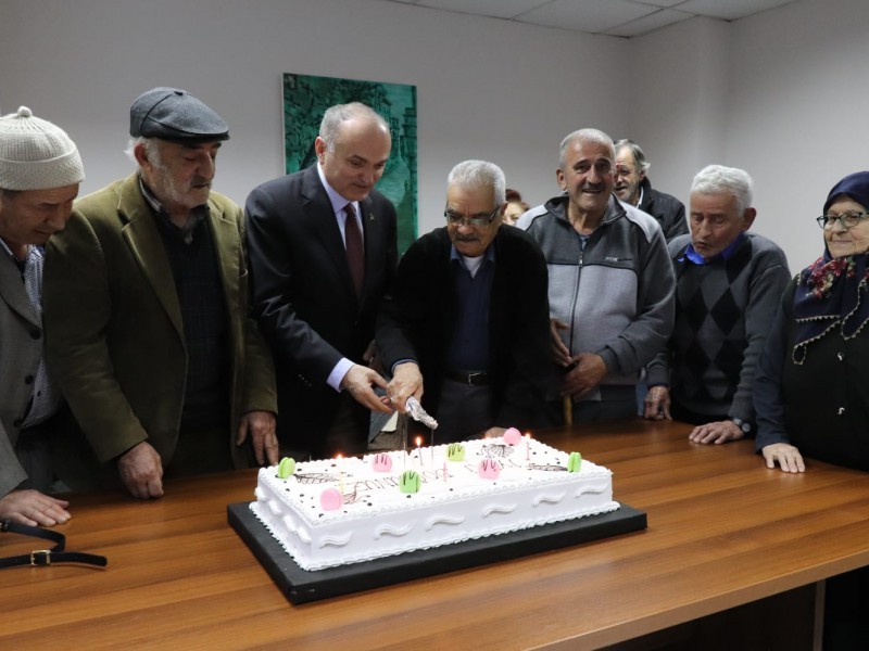 Başkan Özlü Huzurevi sakinleri doğum günü kutladı 