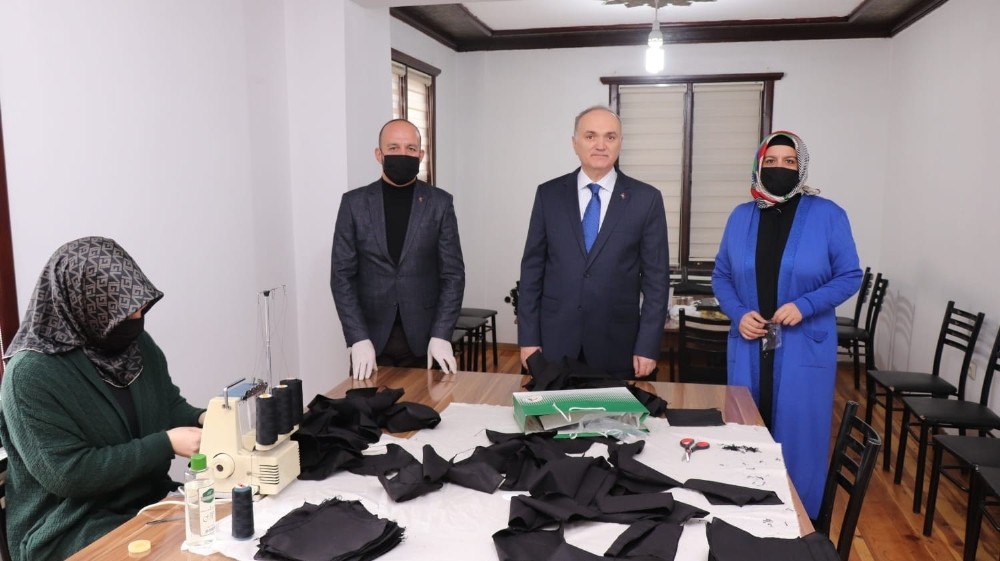 Başkan Özlü, maske üretimini inceledi 