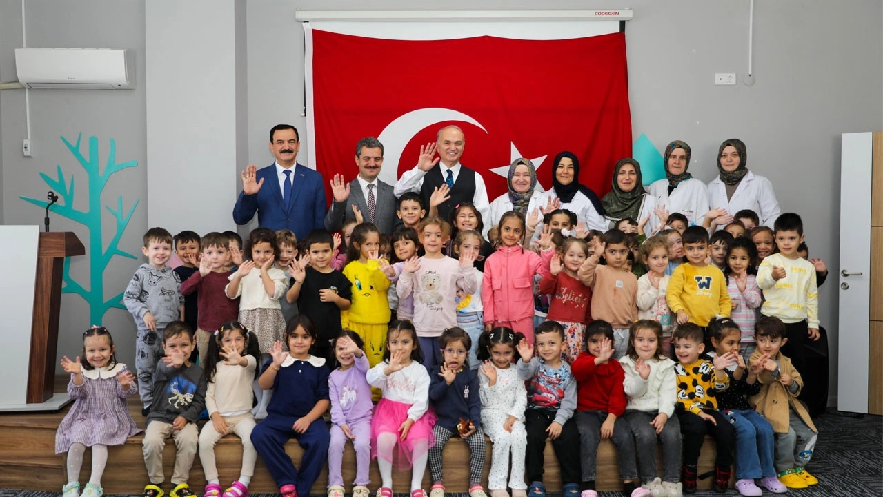 Başkan Özlü’den minik öğrencilere anlamlı ziyaret!