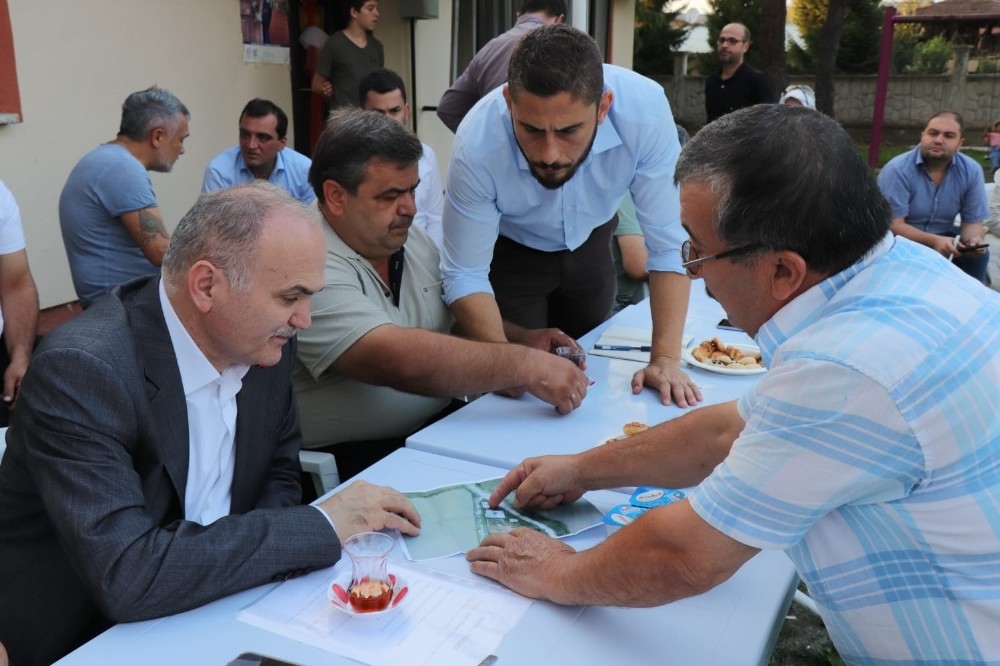 Başkan Özlü’den vatandaşın ayağına giderek sorunları dinliyor 