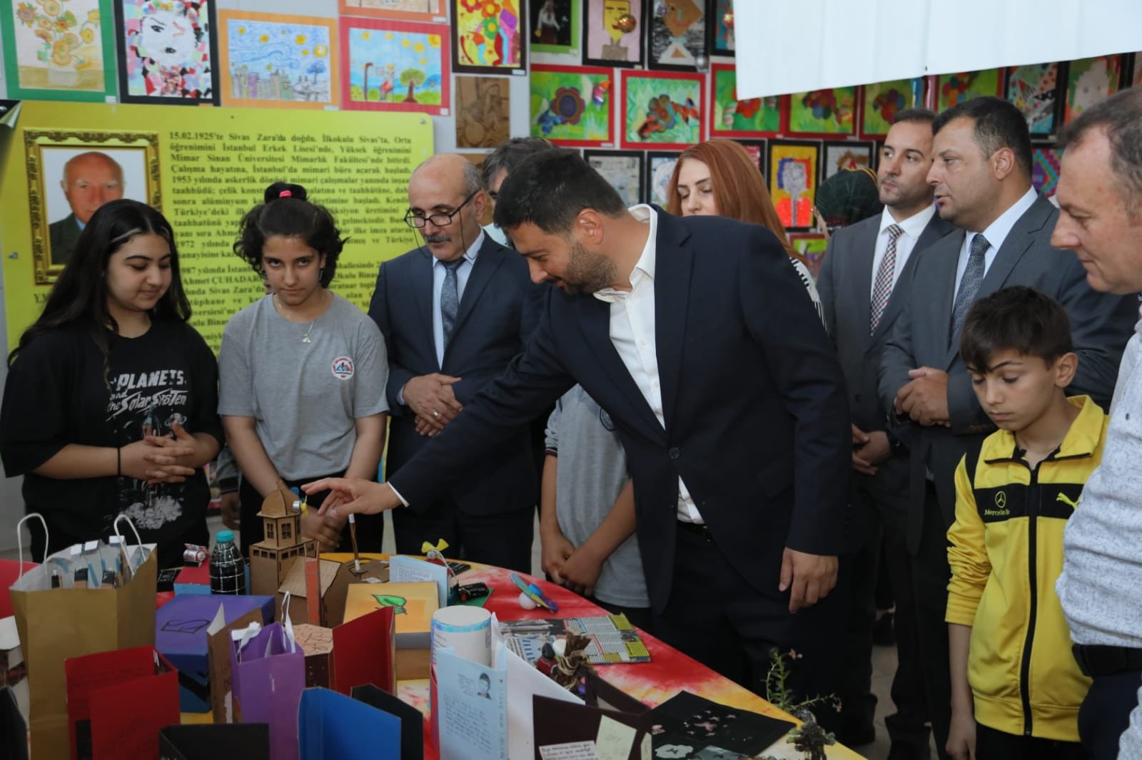 Başkan Öztekin, geleceğin bilim insanlarının projelerini inceledi