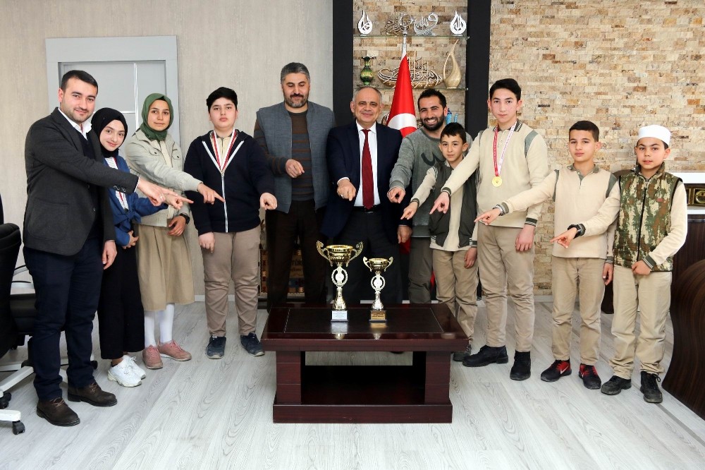 Başkan Öztürk İmam Hatipli öğrencileri makamında kabul etti 