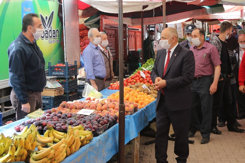 Başkan Öztürk pazar yeri ve camide incelemelerde bulundu 