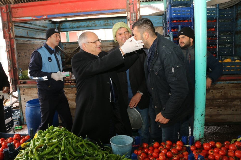 Başkan Öztürk pazarcı esnafına maske dağıttı 
