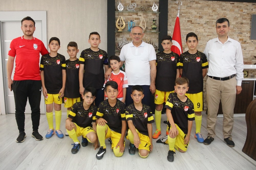 Başkan Öztürk, Yahyalı Spor Okulu’nu Makamında Kabul Etti 