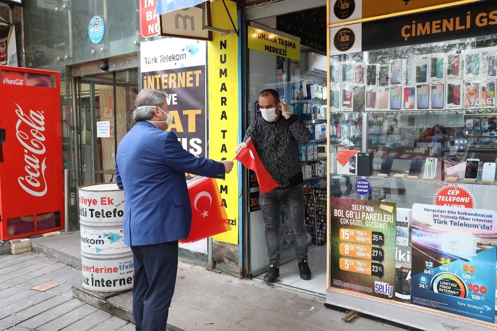 Başkan Palancıoğlu, 23 Nisan için bayrak dağıttı 