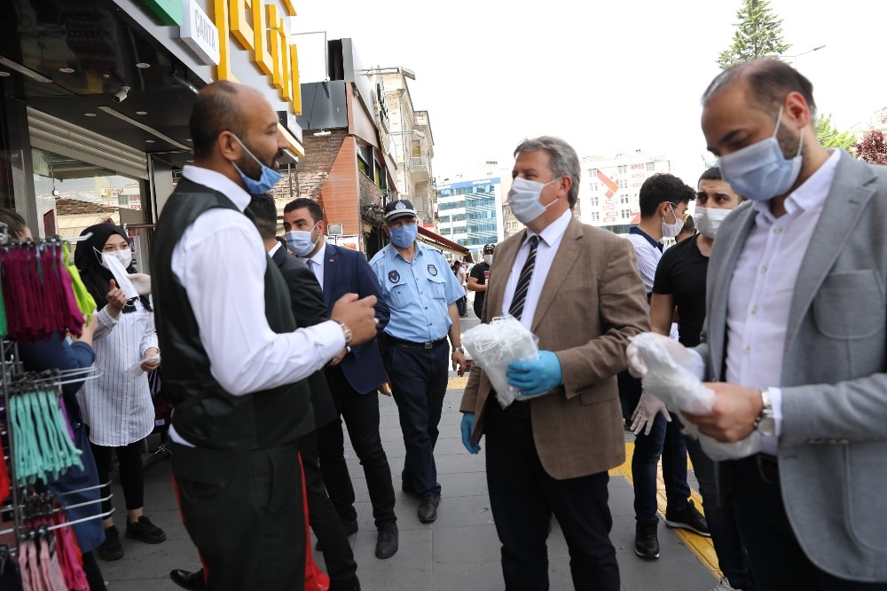 Başkan Palancıoğlu, bayramdan önce esnaf ve vatandaşlara maske dağıttı 
