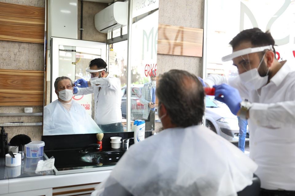 Başkan Palancıoğlu hem tıraş oldu, hem siperli maske dağıttı 