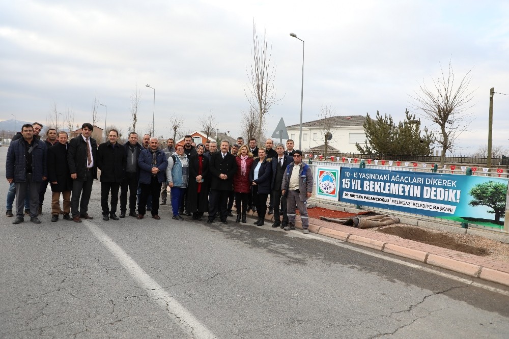 Başkan Palancıoğlu personel ile ağaç dikti 