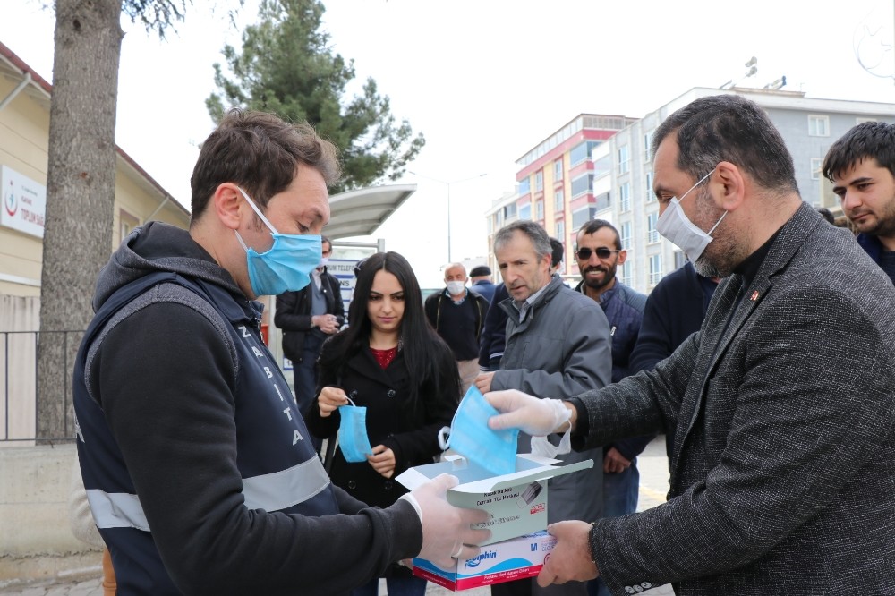 Başkan pazarda maske dağıttı 